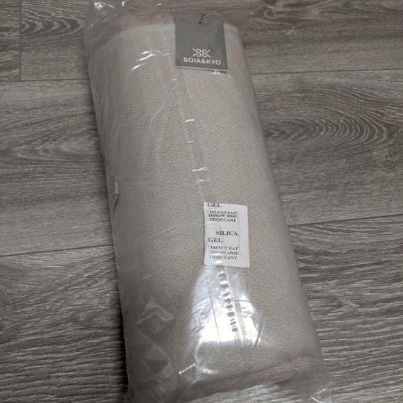 Soia and Kyo Poncho - Picture 2 of 6